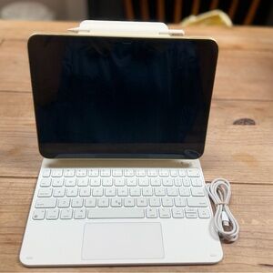 Apple iPad (A16) BUNDLE! With magnetic Keyboard and Apple Pencil